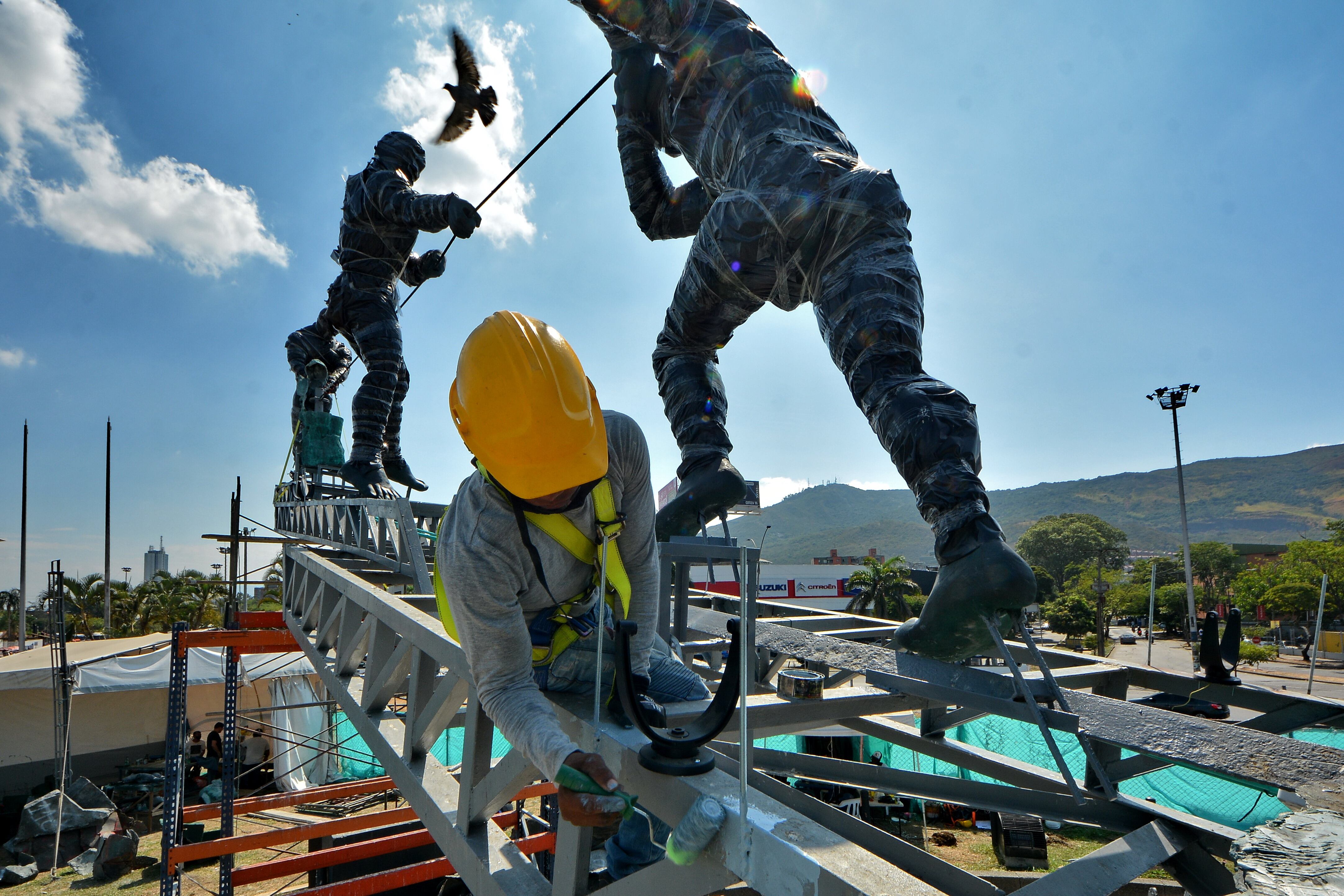 El Monumento a la Solidaridad, símbolo de unión y fortaleza, estará listo para la COP16. Los trabajos de restauración presentan un avance del 80 %. Las figuras han sido tratadas con meticuloso detalle, respetando el diseño original del maestro Lombana, para preservar su esencia histórica, según Rosana Lombana, artista plástica e hija del maestro Lombana, encargada de la restauración. 23 de septiembre de 2024. Foto Jorge Orozco / El País.