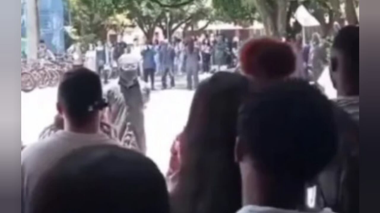 Acalorada discusión entre estudiantes de la Universidad del Valle y encapuchados: “Por qué nos tenemos que quedar callados”.