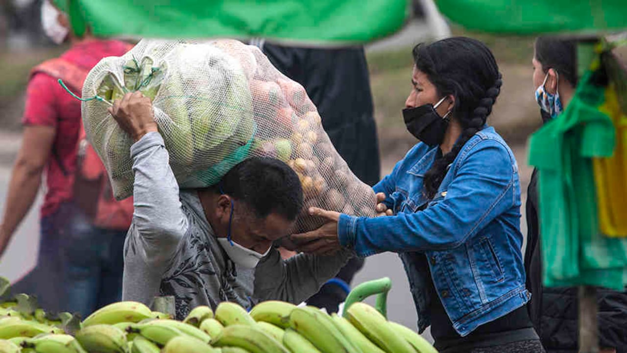 Claudia López anunció que Corabastos deberá funcionar la 35 % de su capacidad para evitar que el virus se expanda; sumado a una intensiva labor de limpieza y desinfección de las bodegas.