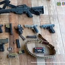 En el lugar la Sijin de la Policía Nacional halló una subametralladora con un proveedor para la misma, dos pistolas 7.65, una de ellas hechiza; una carabina calibre 22; y más de 130 cartuchos de distritos calibres; además de 7 proveedores; un fusil y una pistola traumáticos.