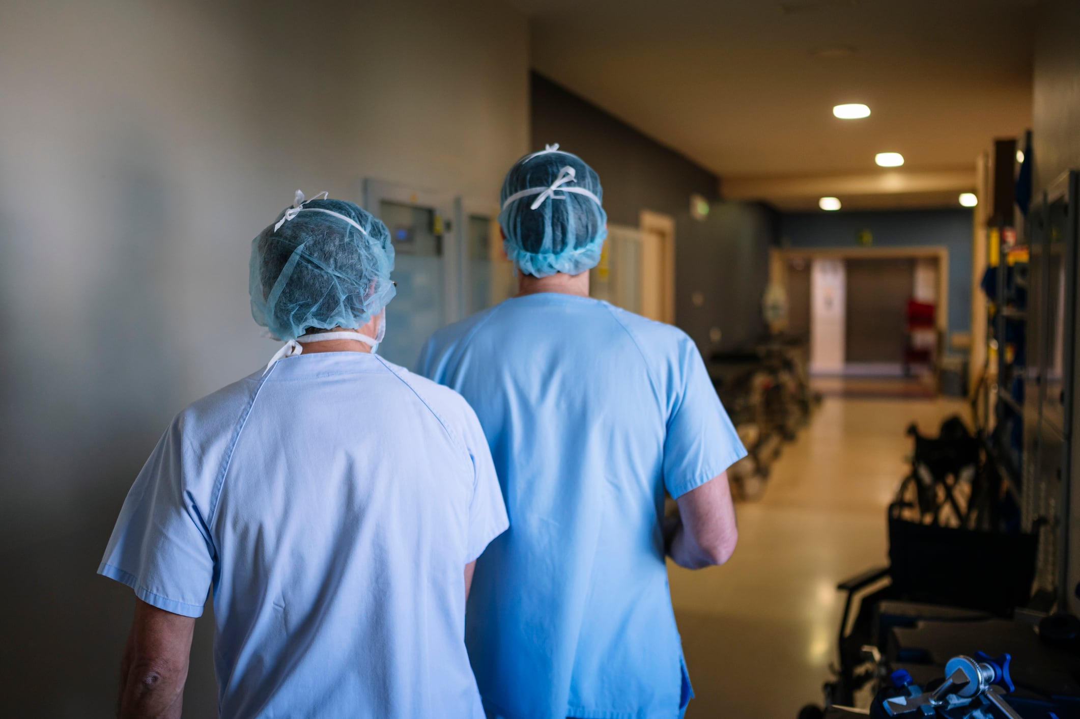 Dos médicos caminando por la sala de emergencias de una clínica