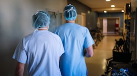 Dos médicos caminando por la sala de emergencias de una clínica