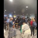 Largas filas en el aeropuerto El Dorado.