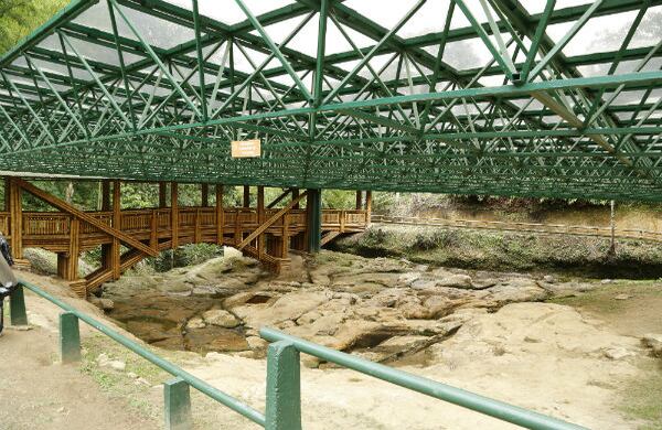 La Fuente de Lavapatas es un complejo de canales y estanques, donde los indígenas tallaron figuras humanas, anfibios y reptiles.  