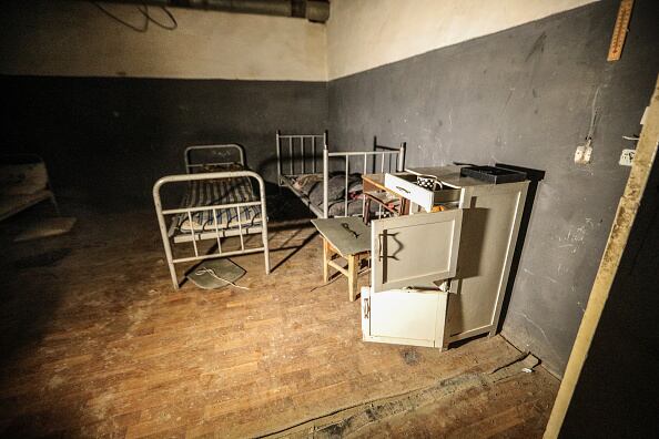 Lo alto de la colina ofrece una vista panorámica de la ciudad, impenetrable desde hace meses, con sus torres, sus edificios altos y sus campanarios. Su tamaño hace que el silencio reinante resulte aún más chocante.