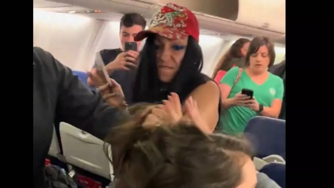 Pasajera ebria en un vuelo de Southwest Airlines agarra con fuerza el cabello de otra mujer mientras grita, en un incidente violento dentro del avión detenido en LaGuardia.