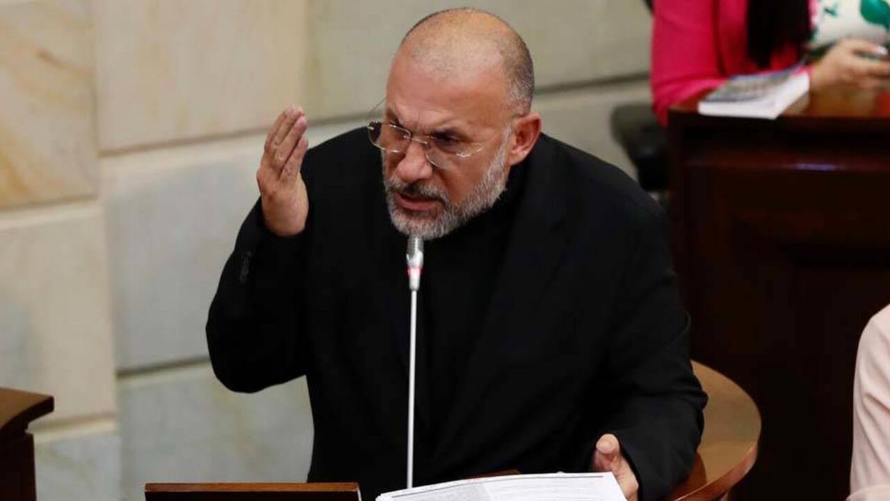 Roy Barreras denunció amenazas en contra suya y de su familia, tras exponer en el Congreso que al menos ocho niños murieron en un bombardeo del Ejército dirigido a las disidencias de las Farc.