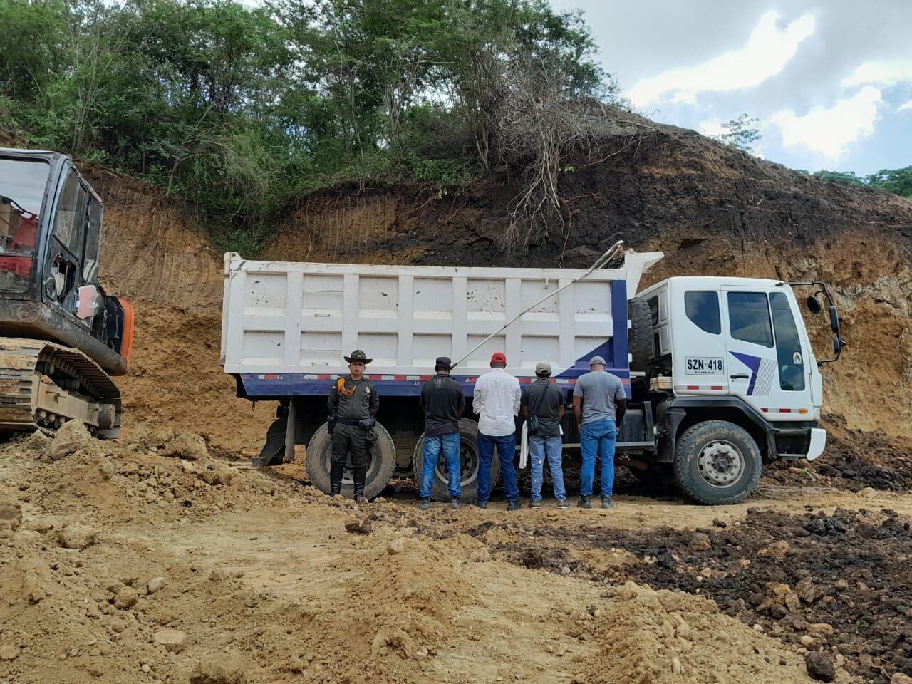Maquinaria incautada en el lugar de la captura de cuatro hombres.