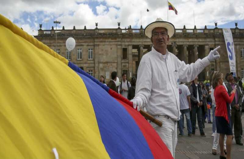 Las banderas fueron las protagonistas de la jornada. Hubo espacio para todos los colores y tintes políticos. Esteban Vega /SEMANA
