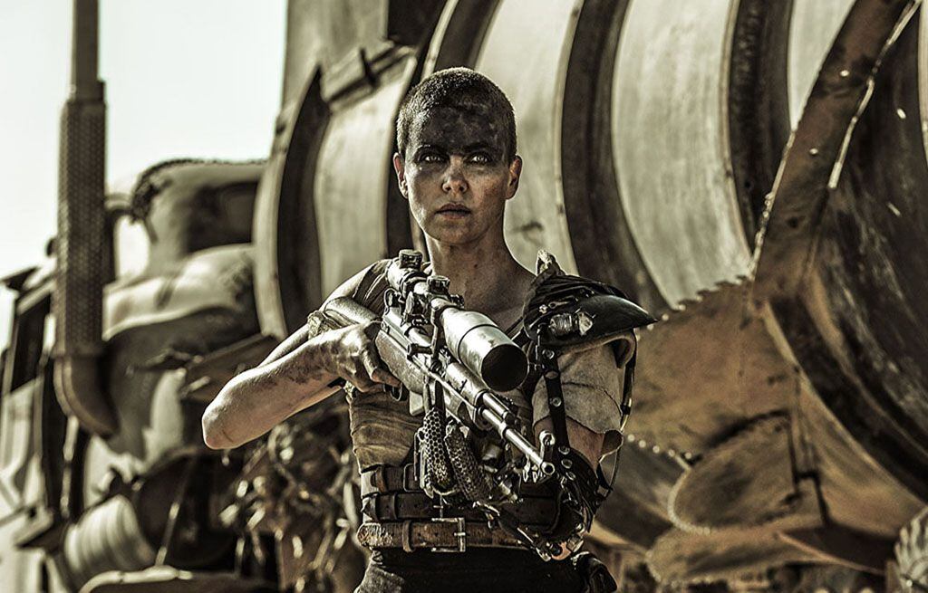 En 'Fury Road', Charlize Theron comparte protagónico con Tom Hardy, pero es ella la verdadera protagonista.
