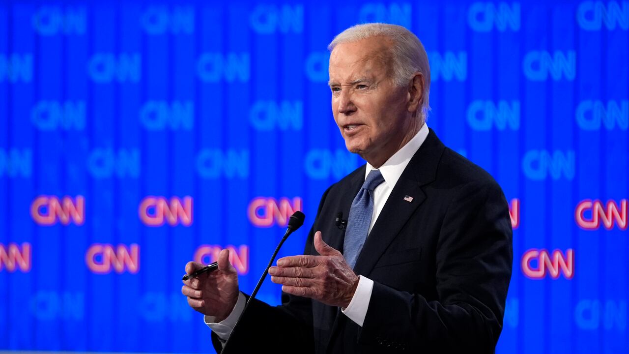 El presidente Joe Biden habla durante un debate presidencial con el candidato presidencial republicano, el expresidente Donald Trump.