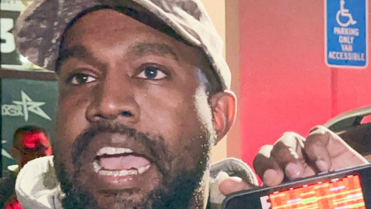 El polémico rapero Kanye West habría intercambiado anillos de matrimonio con Bianca Censori.