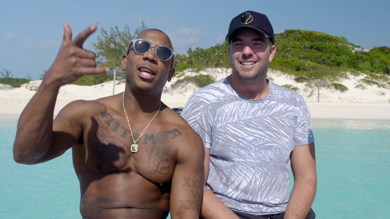 Imagen del documental 'FYRE: The Greatest Party That Never Happened' (Netflix), que explica el paso a paso desastroso del primer Fyre Festival, de 2017. En ella, Ja Rule (poco aportó al mundo) y su organizador Billy McFarland promocionan el evento.