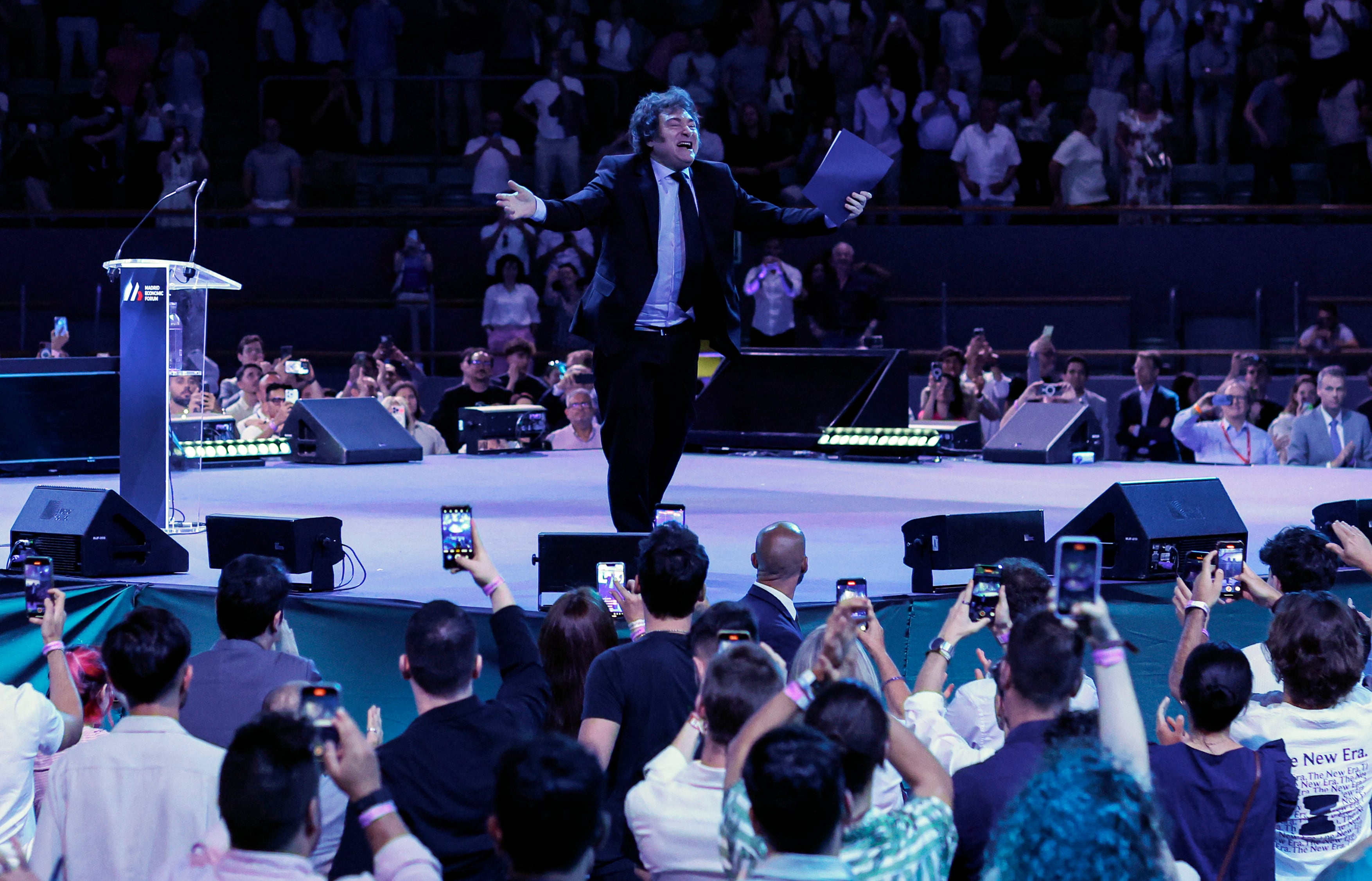 El presidente de Argentina, Javier Milei, participa en la clausura del Foro Económico de Madrid, evento patrocinado por una plataforma de criptomonedas, en Madrid el 8 de junio de 2025. (Foto de OSCAR DEL POZO / AFP)