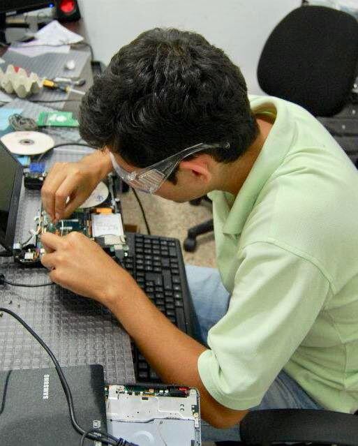 Wiltech, creador de contenido colombiano que ganó popularidad por sus videos sobre reparación de teléfonos