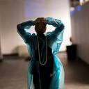 La enfermera viajera registrada Patricia Carrete, de El Paso, Texas, camina por los pasillos durante un turno de noche en un hospital de campaña establecido para manejar un aumento de pacientes con COVID-19, el miércoles 10 de febrero de 2021, en Cranston, Rhode Island, Rhode Island. La tasa de infección ha bajado desde que fue la más alta del mundo hace dos meses, y muchas de las 335 camas del hospital de campaña están ahora vacías. En días tranquilos, el personal médico desearía poder hacer más. (Foto AP / David Goldman)