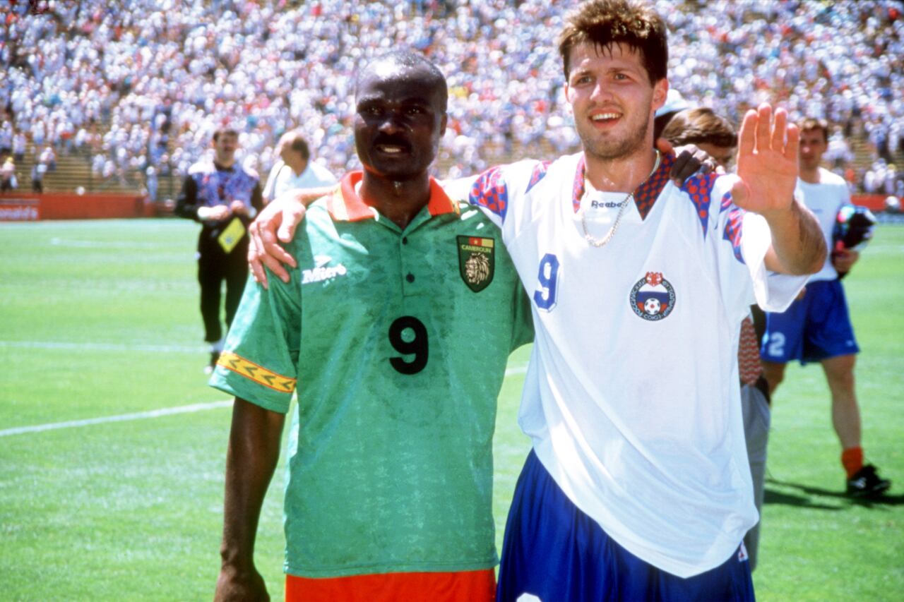 Roger Milla el día que se consolidó como el futbolista más longevo en marcar en un Mundial. Fue en 1994, ante Rusia (a su lado, Oleg Salenko).