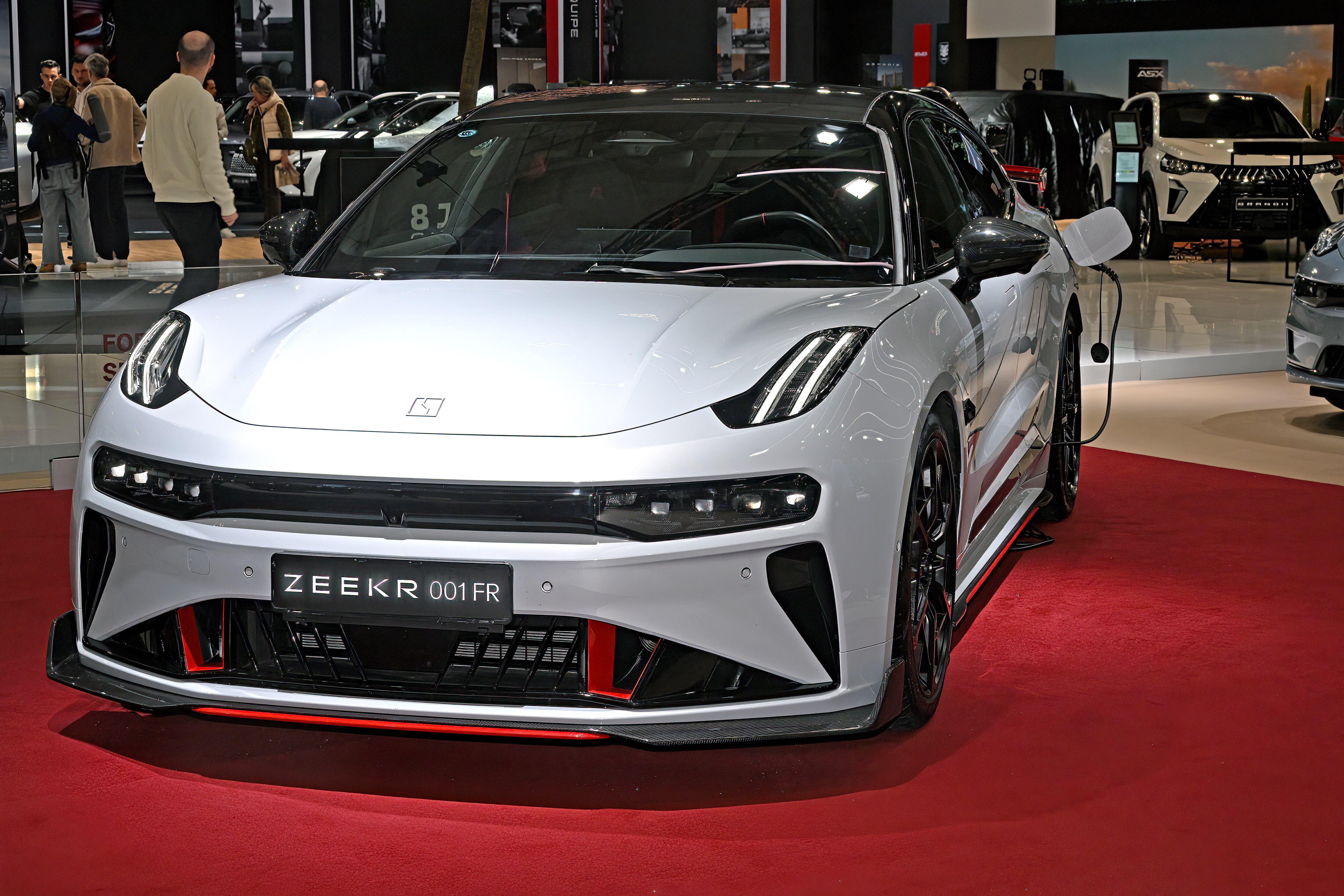 Tesla y Zeekr son dos de las compañías de carros eléctricos premium que se venden en Colombia.