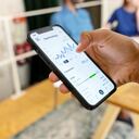 Controlar el uso de aplicaciones y limitar las descargas automáticas son pasos cruciales para optimizar el uso de datos móviles y ahorrar en la factura del celular.