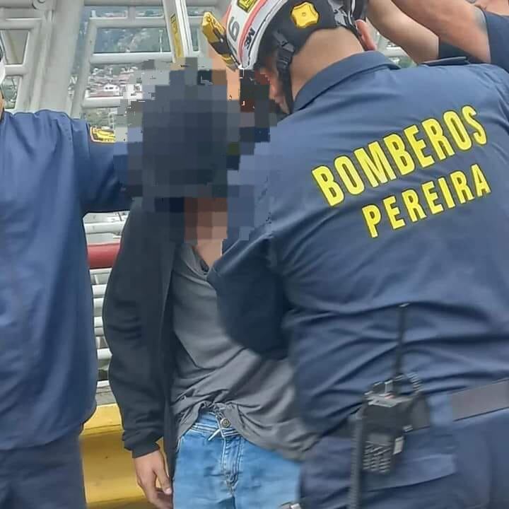 Vestía un pantalón azul de jean, camiseta gris y chaqueta negra con capota