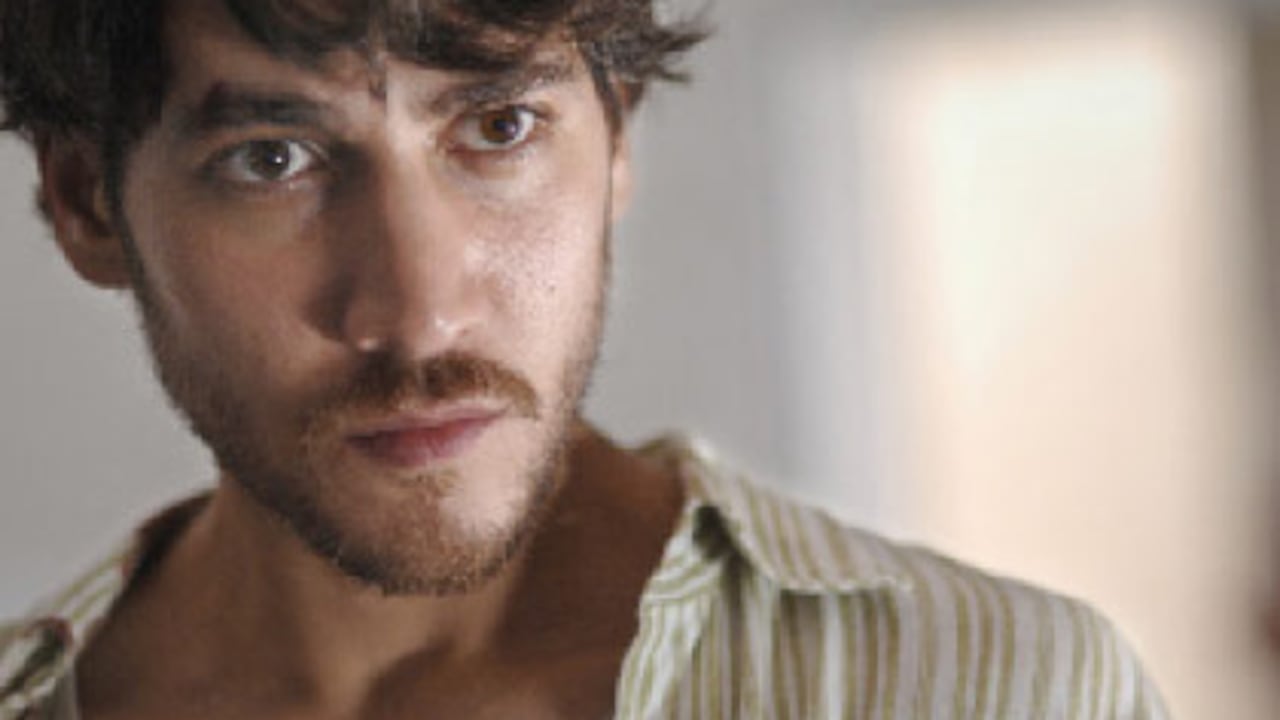 En su primer día como vigilante de una cárcel, Juan Oliver (Alberto Amann) se ve envuelto en un sangriento motín que estremece a la sociedad española.