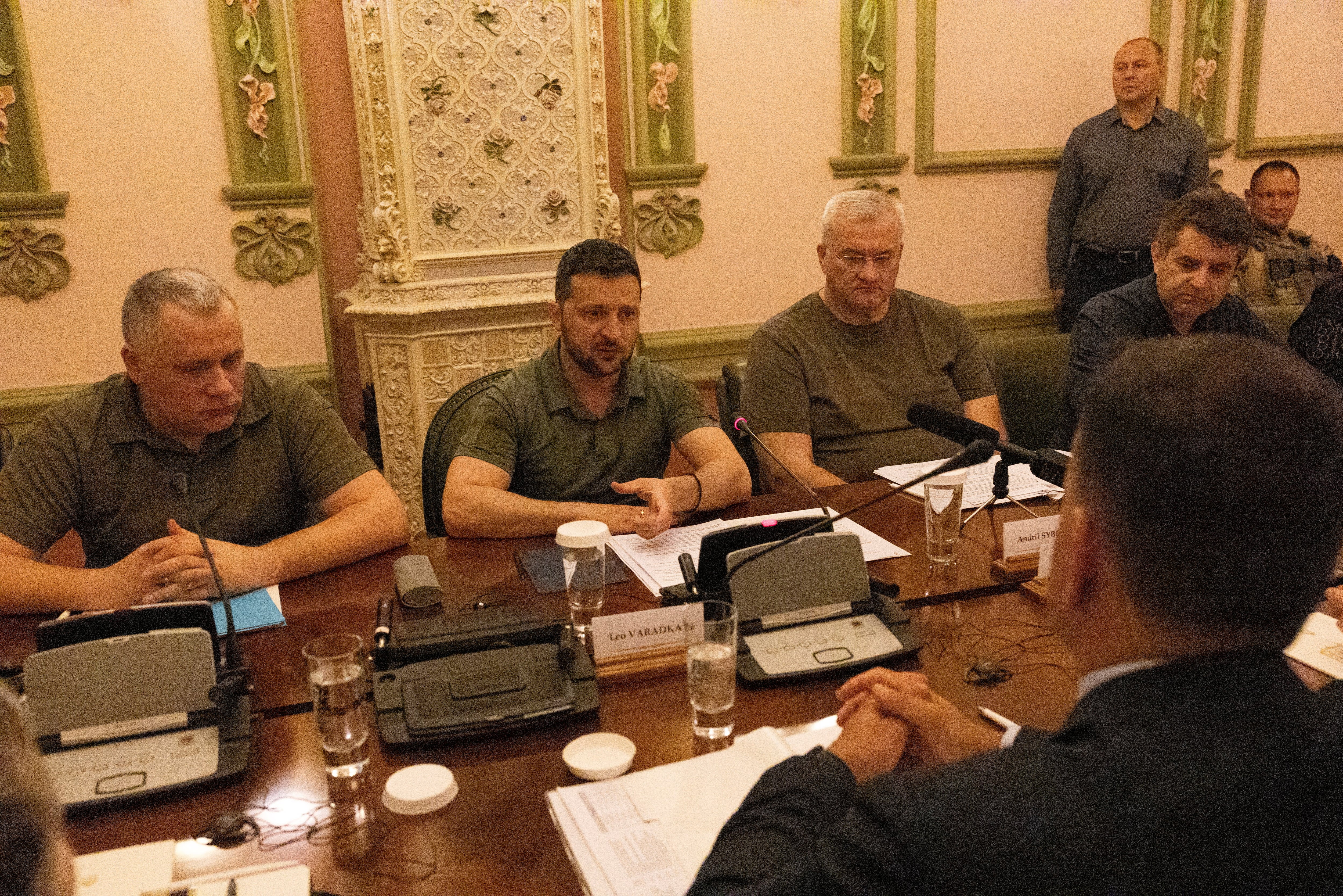 El primer ministro de Irlanda, Leo Varadkar (R), conversa con el presidente ucraniano, Volodymyr Zelenskiy, durante una reunión en la Casa Horodetskyi, el 19 de julio en Kiev, Ucrania.