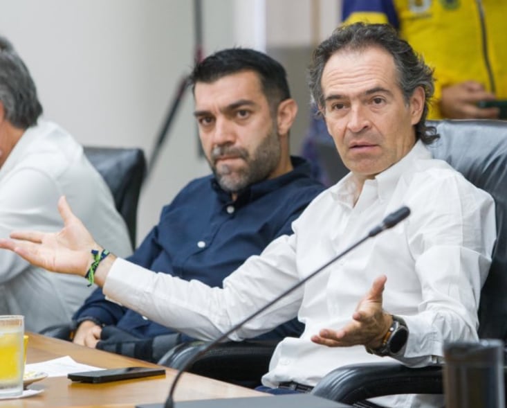 Fico Gutiérrez, alcalde de Medellín, recordó que Carlos Ramón González presidía la Dirección Nacional de Inteligencia. "¿Qué hacían? Perseguir a la oposición".