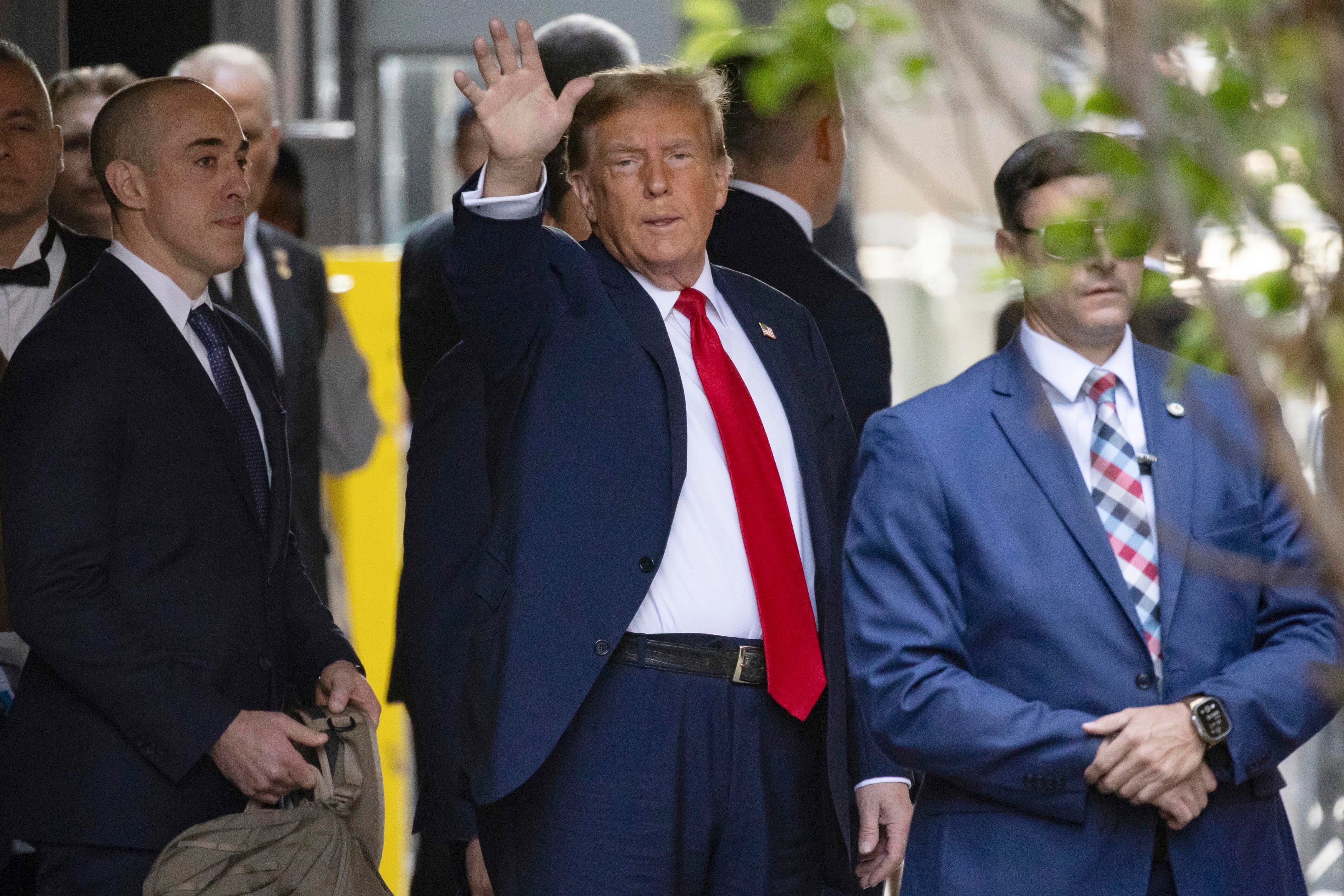 El expresidente Donald Trump abandona la Torre Trump de camino al tribunal penal de Manhattan