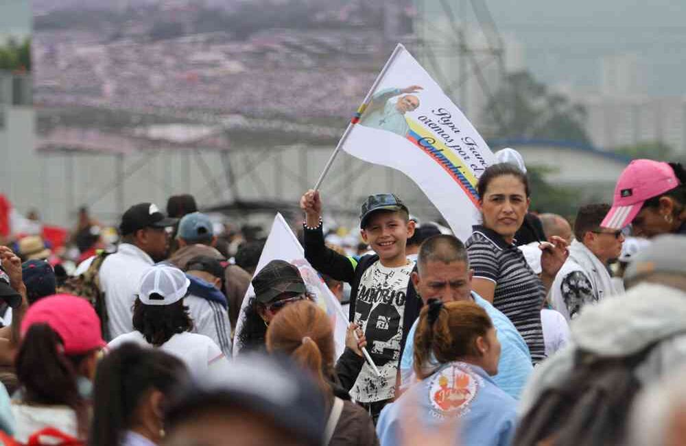 Banderas y afiches llevaron los fieles a la ceremonia que presidió Francisco. Foto: Pablo Andrés Monsalve//SEMANA.