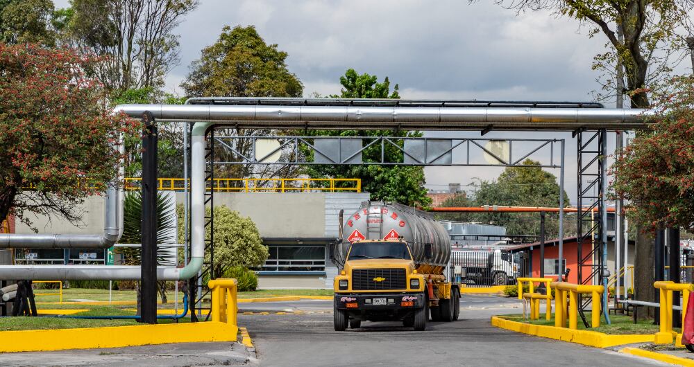 Carrotanque entrando al terminal de abastecimiento de combustibles de Primax en Puente Aranda, Bogotá.