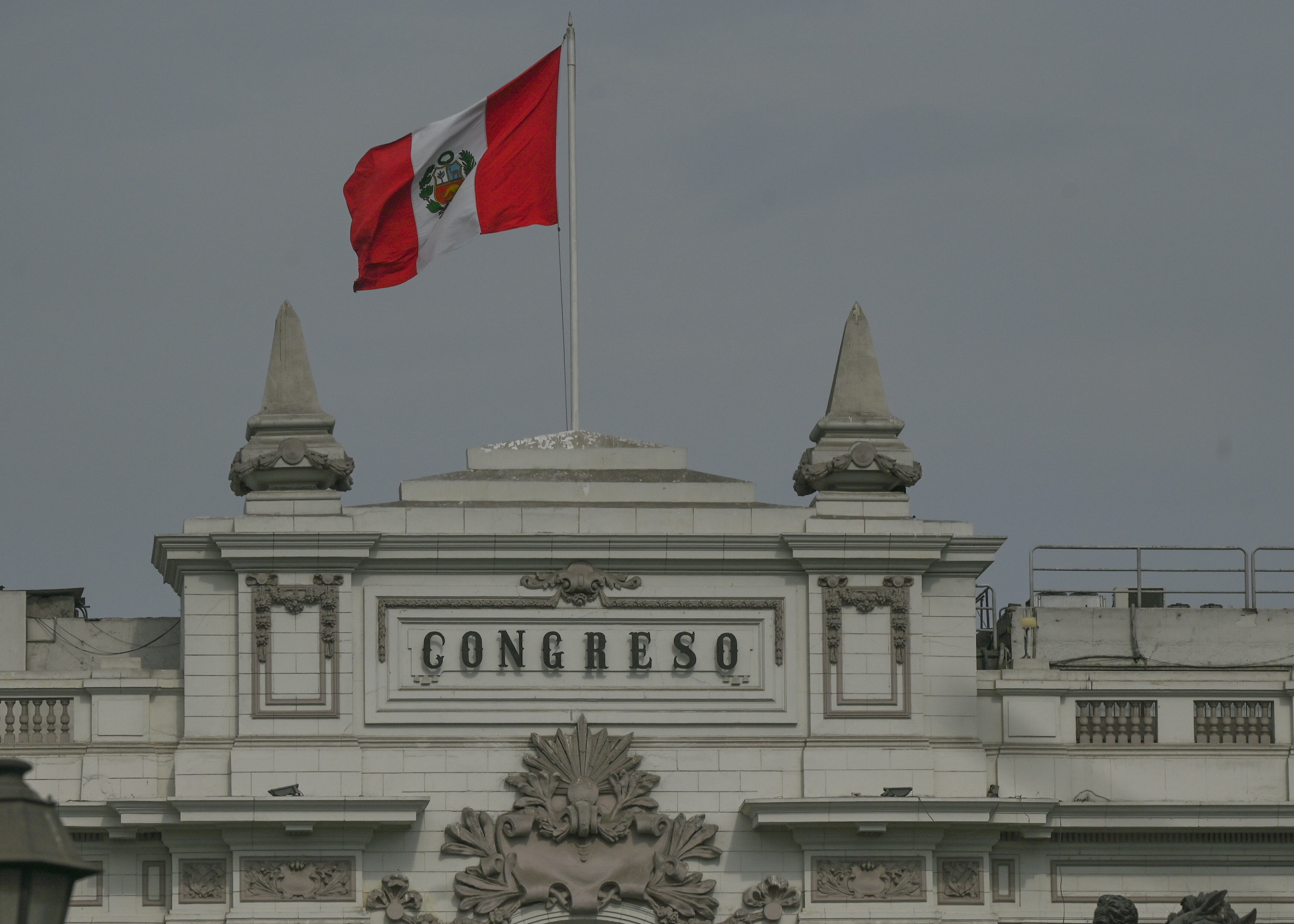 La Fiscalía de perú investiga una red de trata de personas en el Congreso de Perú. Jorge Torres Saravia, quien ejercía como jefe de la oficina legal del Congreso, principal sospechoso.