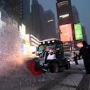 Un tractor con un cepillo eléctrico limpia la nieve, el jueves 17 de diciembre de 2020, en Times Square de Nueva York. Foto: AP / Mark Lennihan.