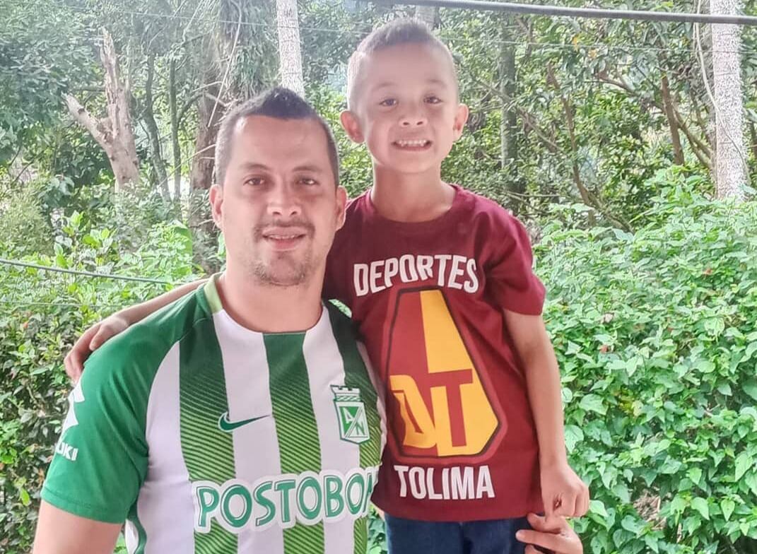 Sebastián y Maximiliano Restrepo. El niño de 8 años que decidió ser hincha del Tolima pese a los gustos de su papá que es seguidor de Atlético Nacional