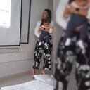 Mientras dictaba la clase, la profesora tomó al bebé en sus brazos para que su madre pudiera atender a la clase.