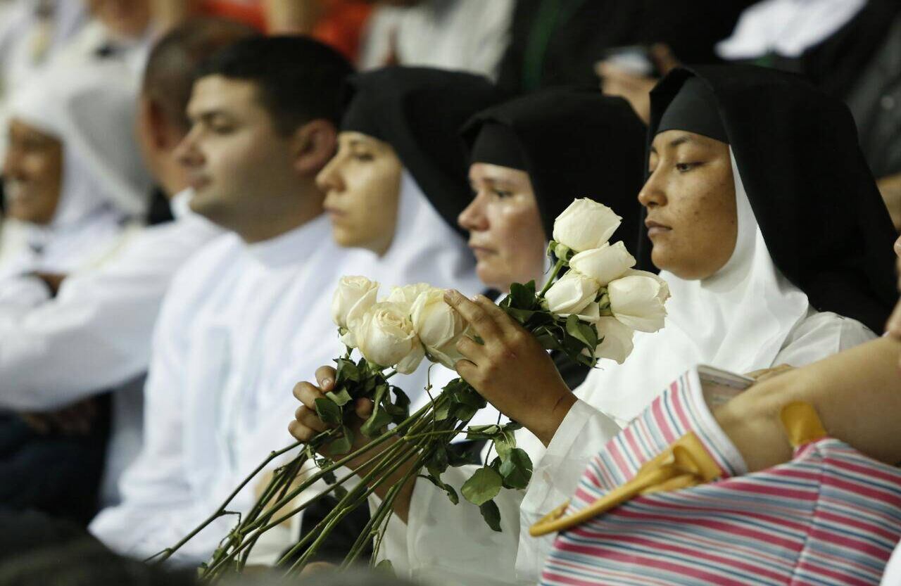  Monjas, en la Plaza de Toros La Macarena, que esperaron desde la mañana la llegada del papa Francisco. Foto: Guillermo Torres// SEMANA. 