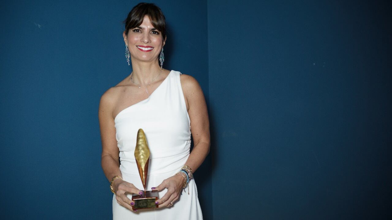 Vivi Barguil de Sarmiento recibió premio por su compromiso social.