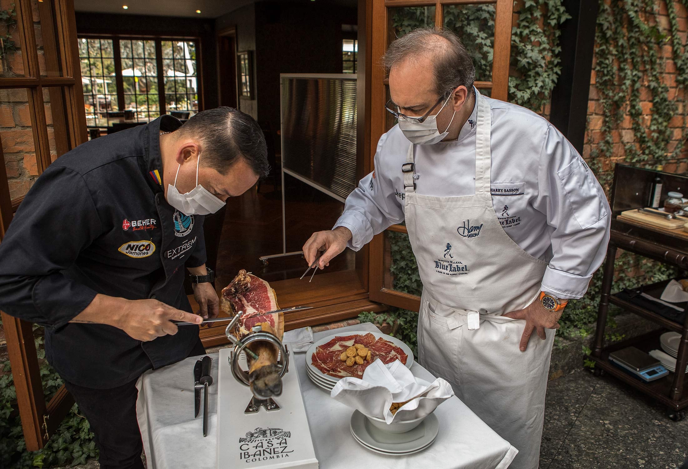 Harry Sasson cocinando