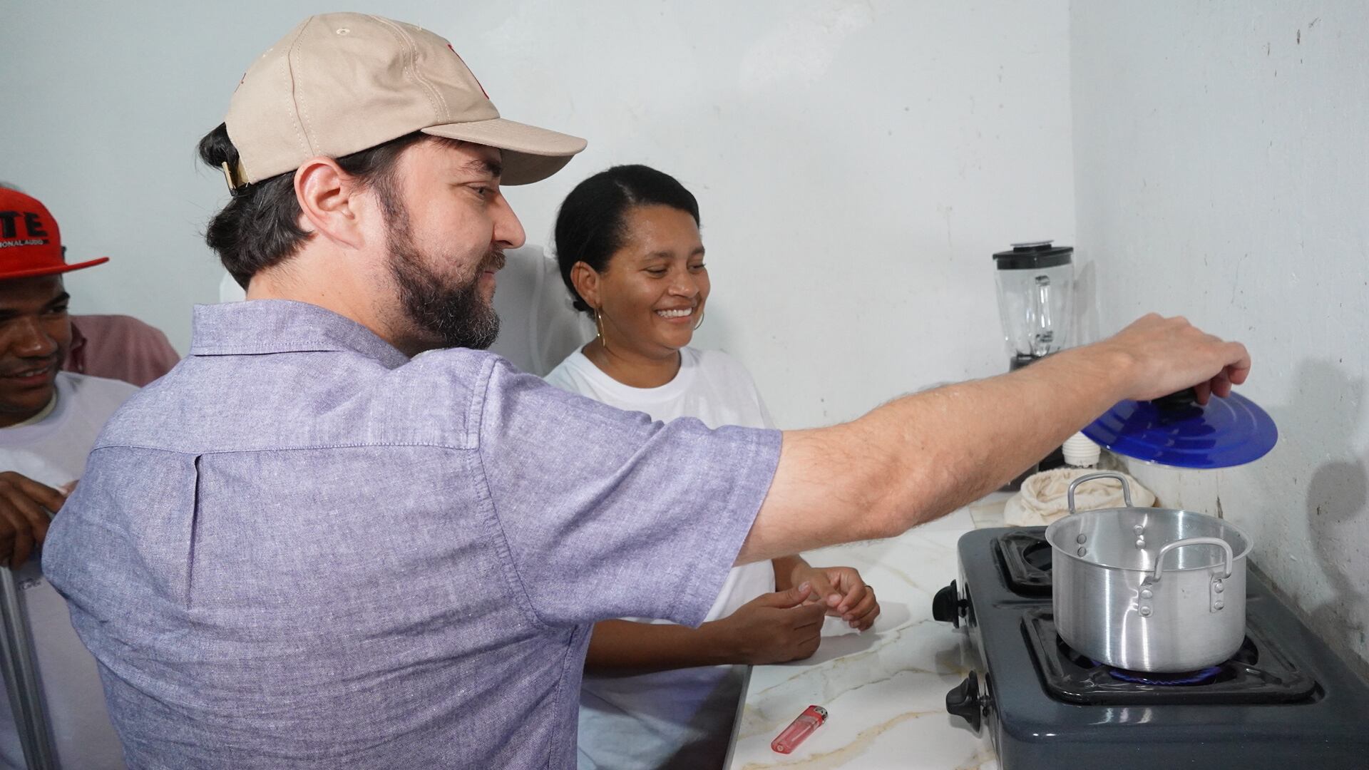 El alcalde fue a revisar como estaba funcionando el servicio nuevo en las casas beneficiadas