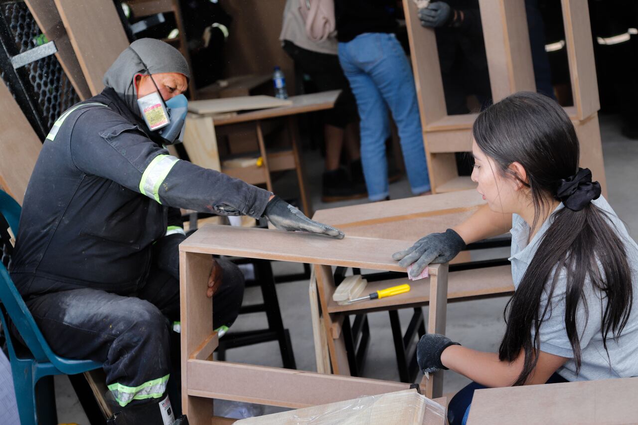 Beneficiarios del taller de mobiliario de Compensar.