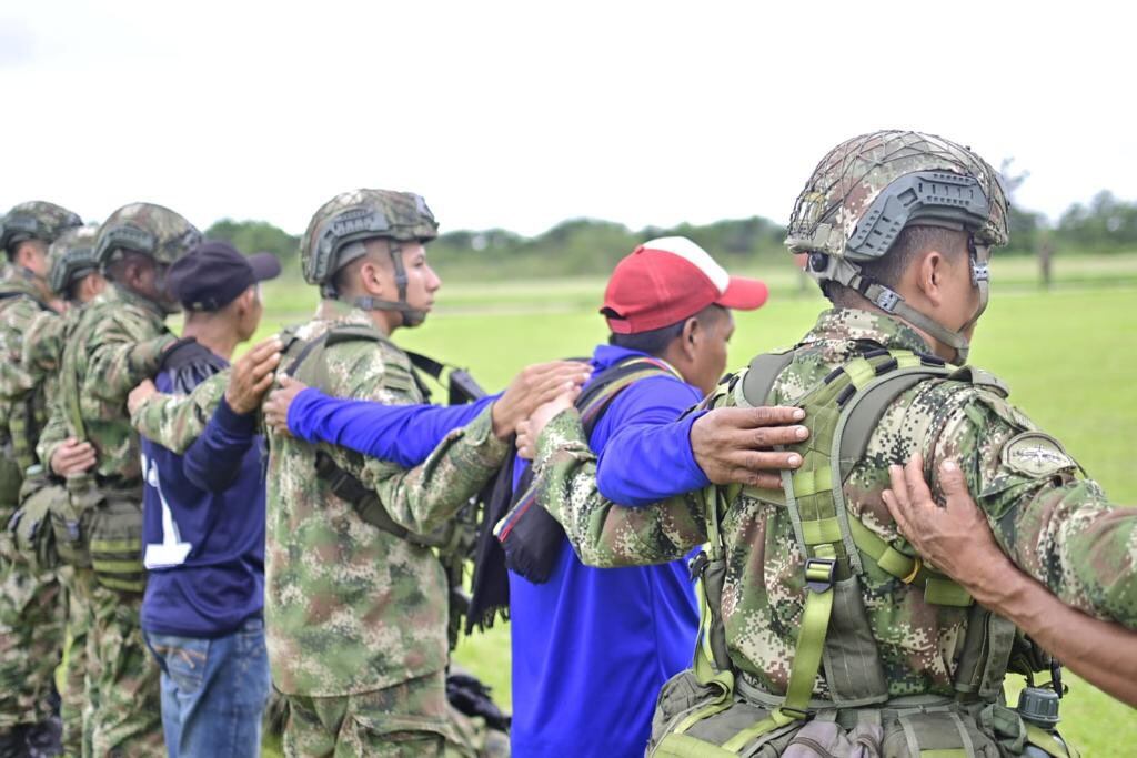 Nuevos grupos de las Fuerzas Especiales y comunidades indígenas se unen en la búsqueda de los menores desaparecidos en la selva del Guaviare.