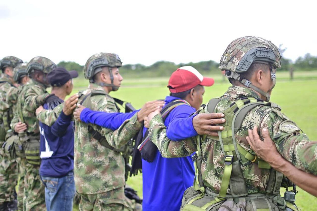 Nuevos grupos de las Fuerzas Especiales y comunidades indígenas se unen en la búsqueda de los menores desaparecidos en la selva del Guaviare.