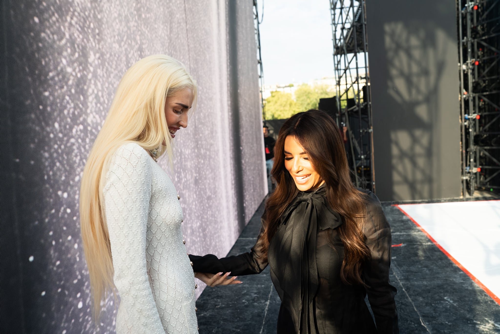 Elena Rose hizo su debut en Le Défilé en París acompañada por algunas de las figuras latinas que participaron en esta edición, entre ellas Renata Notni, Eva Longoria, Anitta, Liniker y Taís Araújo.