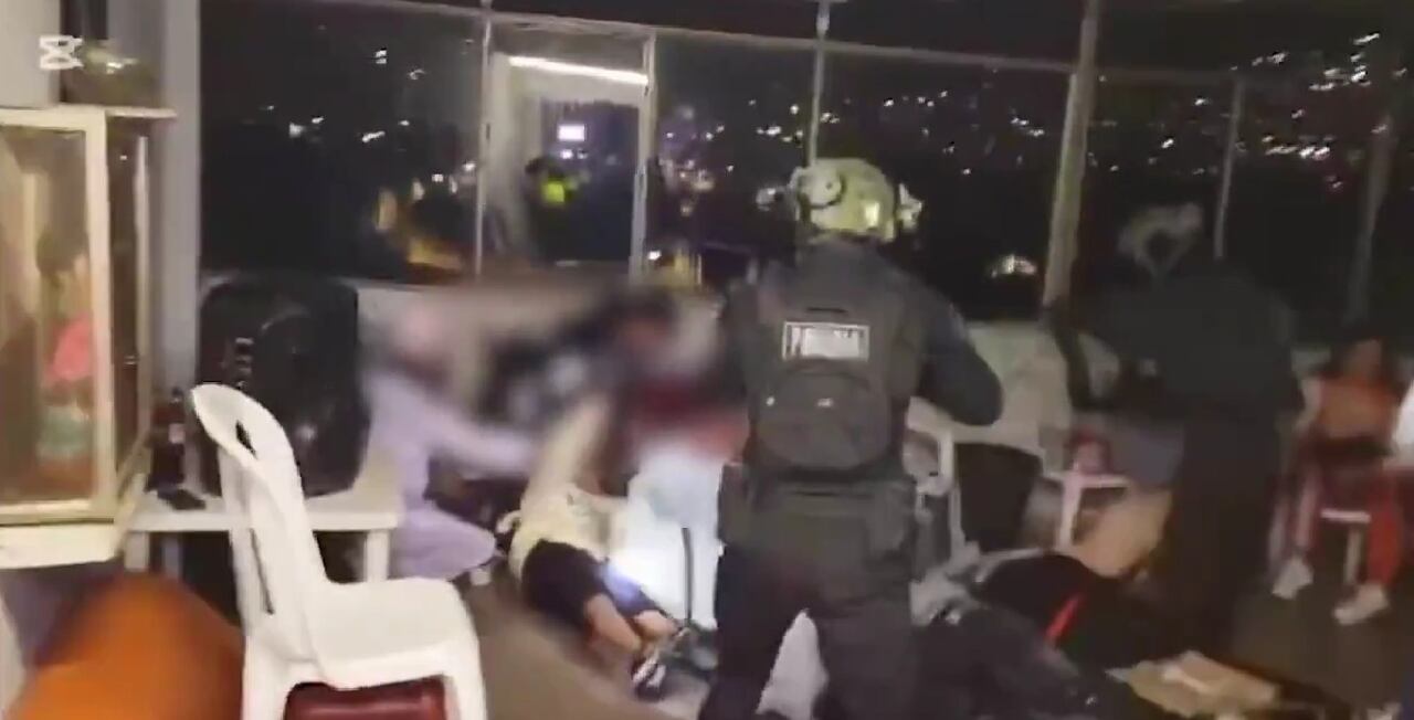 Las personas detenidas están acusadas de una serie de delitos graves, entre ellos homicidio, extorsión y tráfico de estupefacientes.