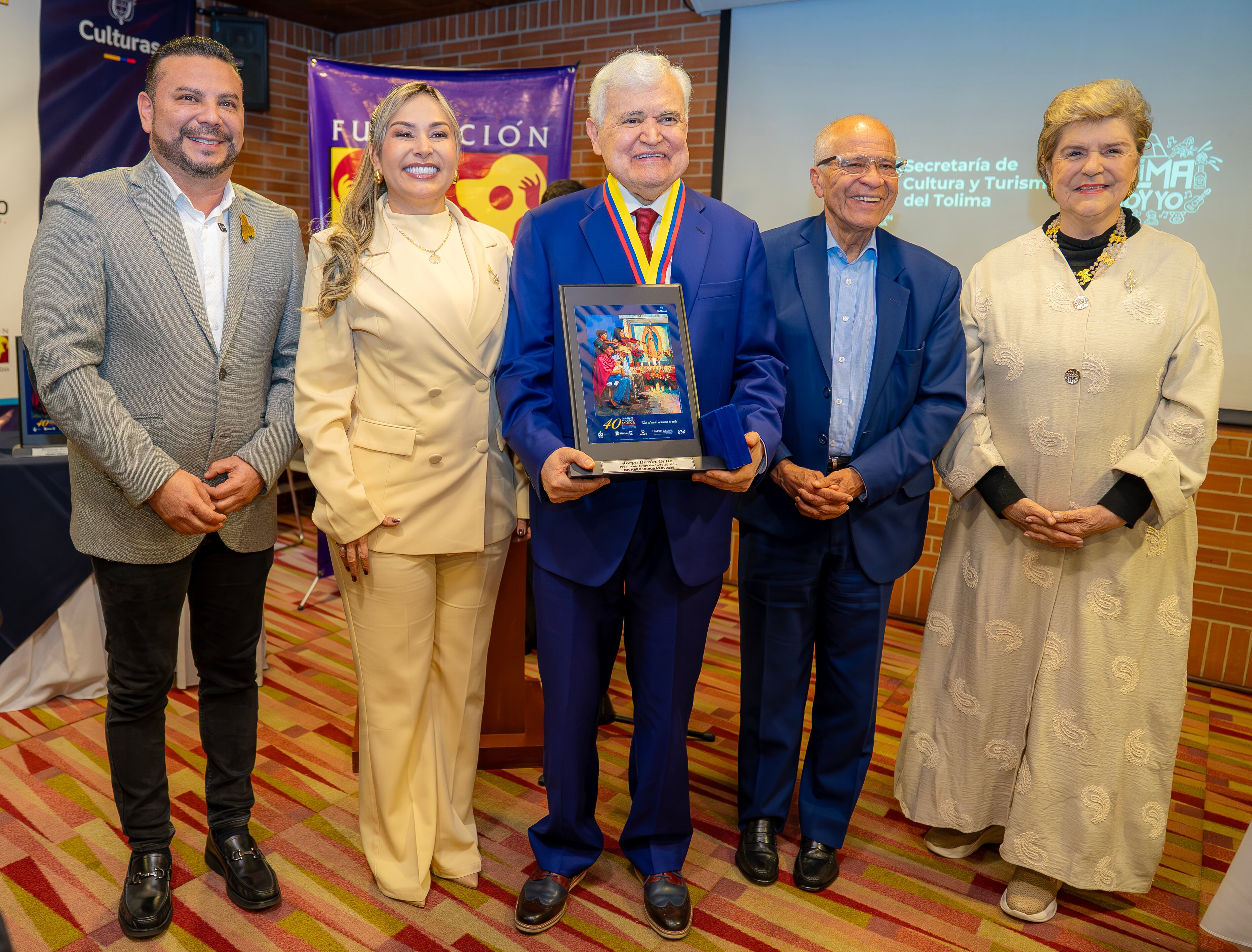 Alexander Castro, Secretario Cultura y Turismo Tolima; Alcaldesa de Ibagué, Johana Aranda, Jorge Barón Ortiz, Presidente Jorge Barón Televisión; Alfonso Gómez Méndez, presidente emérito de la Fundación Musical de Colombia; Doris Morera de Castro, fundadora y directora del Festival Nacional de la Música Colombia.