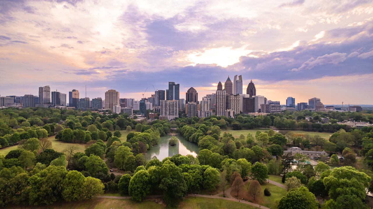 Vista icónica del horizonte de Atlanta sobre Piedmont Park