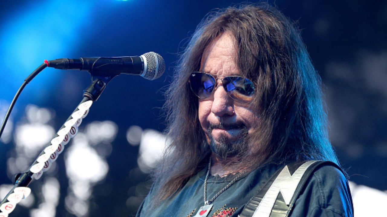 El guitarrista de Kiss padece una hemorragia cerebral.