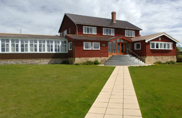 En Falklands, la mayoría de los edificios están construidos con madera, yeso y hierro corrugado. 