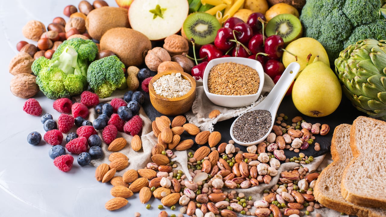 Selección de alimentos veganos ricos en fibra para cocinar