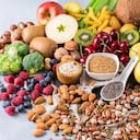 Concepto de dieta sana y equilibrada. Selección de alimentos veganos ricos en fibra. Verduras frutas semillas frijoles ingredientes para cocinar. Copiar el fondo del espacio