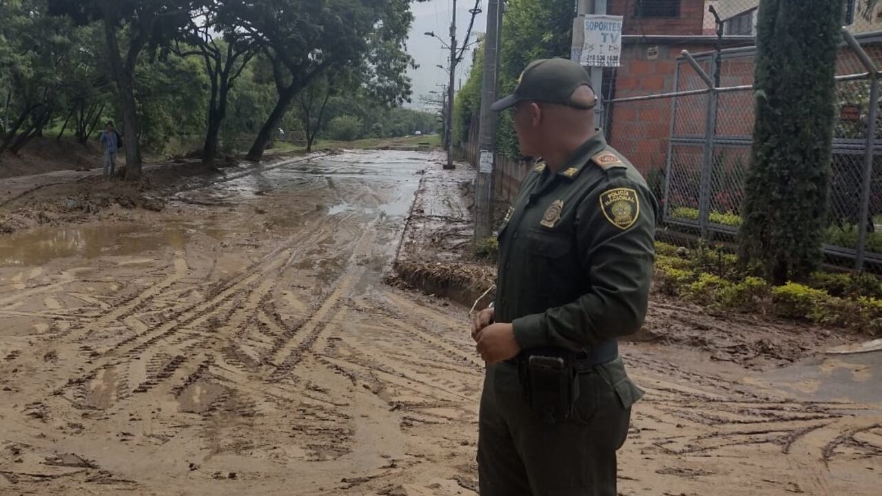 El patrullero recibió un emblema por parte de la Policía Metropolitana de Cali.